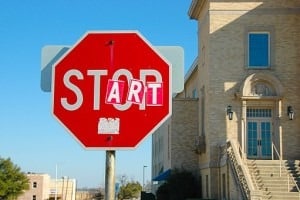 512px-Vandalized_stop_sign_-_start_and_stop (1)